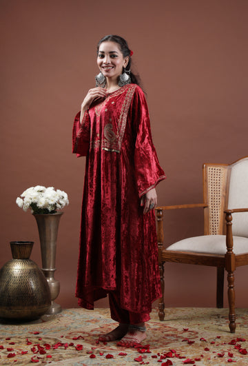 zareena-maroon-velvet-phiran-with-tilla-embroidery